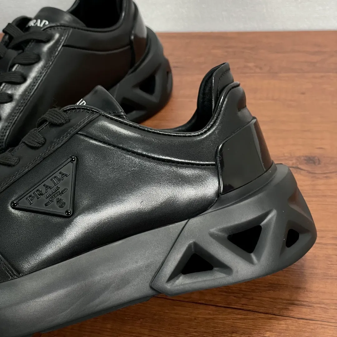 💰780 Code: YS003645 Prada/Prada men's new leather sneakers. This leather sneaker presents a modern version, reinterpreting the brand's archive style with clean lines and smooth details. The shoes are made of imported calf leather, which is fine, soft and resistant to creases. It is decorated with a triangular metal logo on the outside, bright TPU decoration on the heel, and a longer and padded inner heel design, making it more comfortable to wear. The tongue is decorated with a silk-screen logo, and is paired with a hollow rubber sole on the heel. The full cowhide lining comes standard with logo cowhide feet, making the upper foot more comfortable, versatile and durable! Comes with full original packaging! Code number: 39-40-41-42-43-44 Standard leather shoe size (45 can be customized and returns are not supported) Item number: 2EE918 leather black